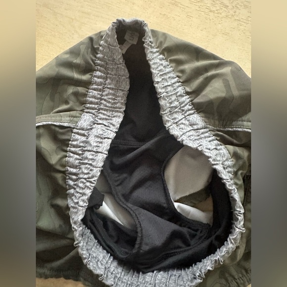 Vuori Clementine Shorts Mid Rise 2" Inseam Camo with Liner Size S - Picture 7 of 8